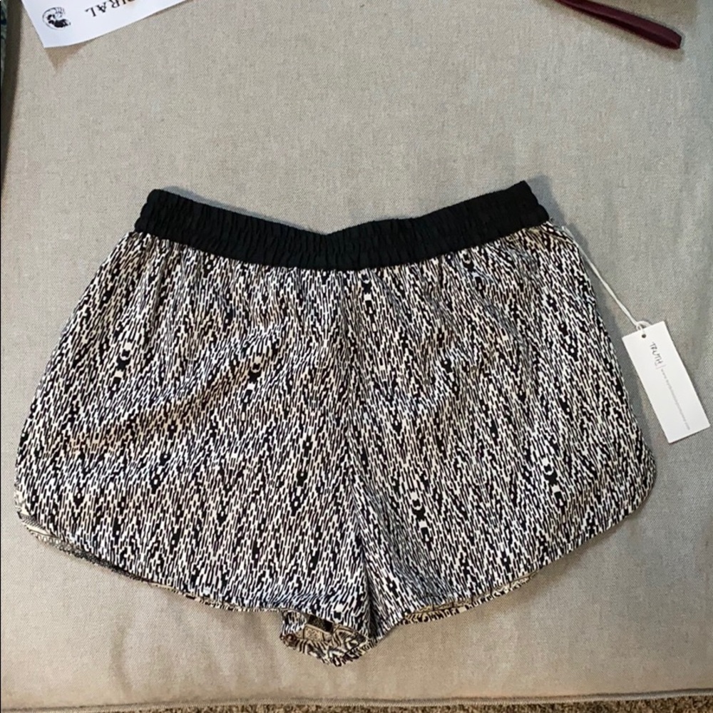 Reversible patterned shorts